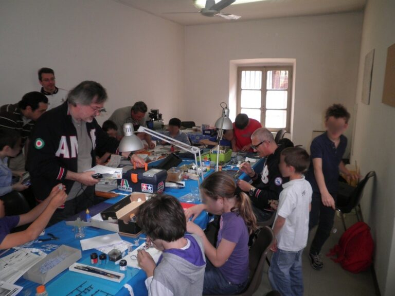 Bambini e insegnanti impegnati nelle attività dell'open day