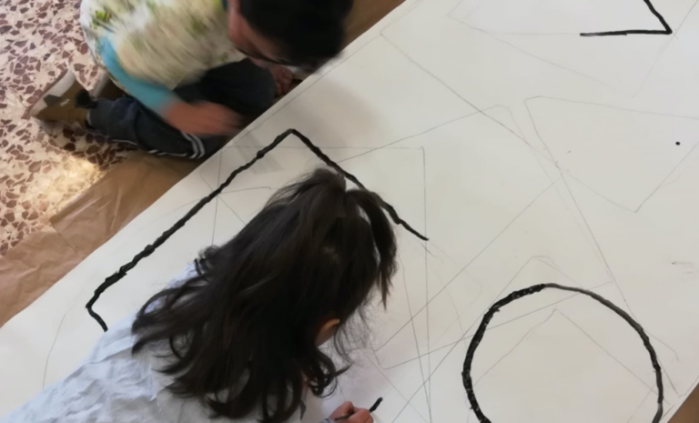 Bambini tracciano piste per Ozobot su supporto cartaceo