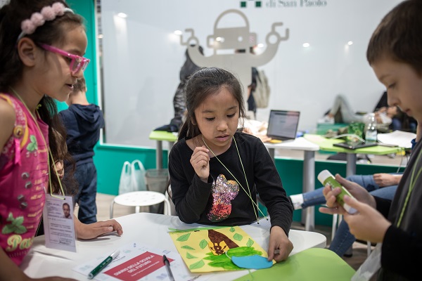 Bambini realizzano artefatti creativi nel Laboratorio DI al Salone del libro