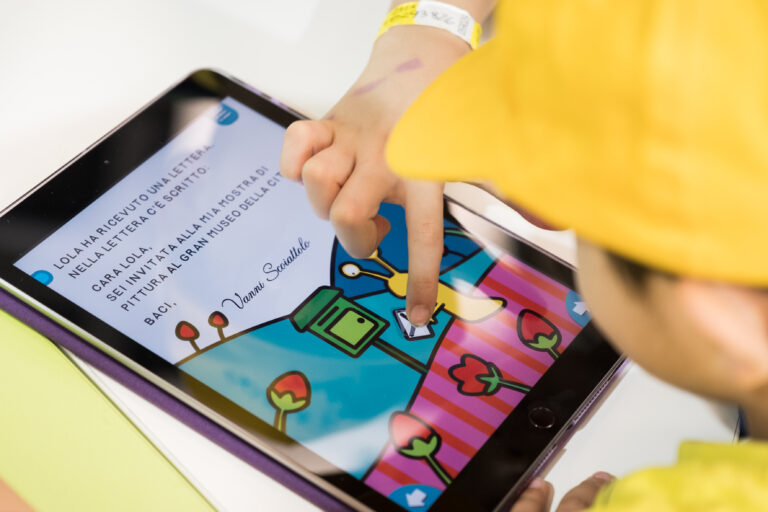 Bambini giocano con un libro digitale interattivo