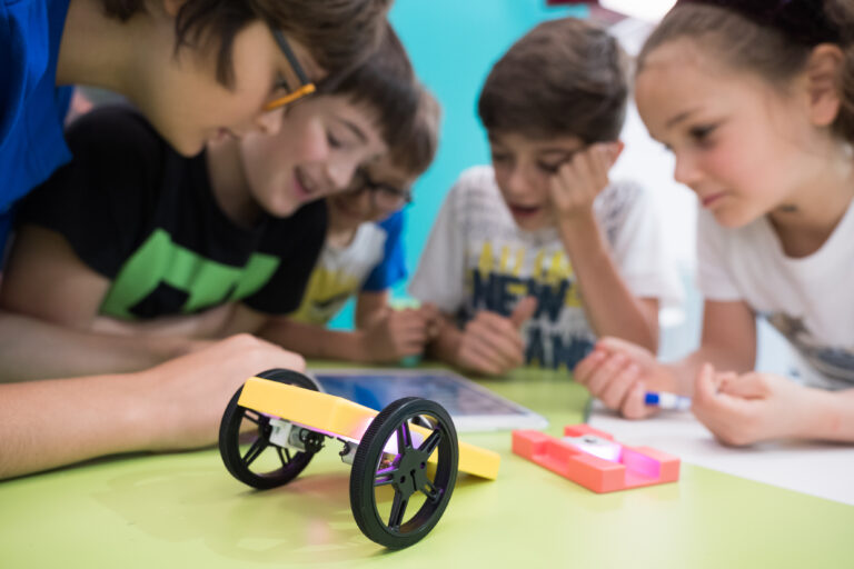 Ragazzi giocano e sperimentano in una lezione di pensiero computazionale unplugged