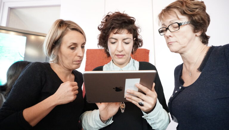 Gruppo di insegnanti utilizzano un supporto digitale durante la formazione