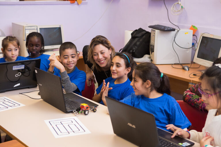 Maestra e alunni in una lezione di Flipped Classroom