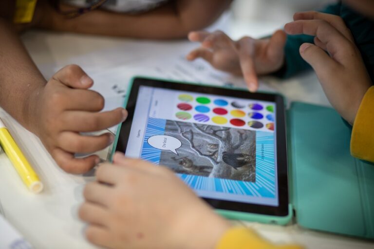 Bambini interagiscono con un supporto digitale per giocare con un app didattica